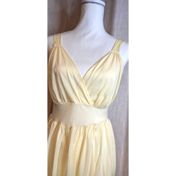Vanity Fair Ladies Yellow Vintage Nightgown - Picture 2 of 10